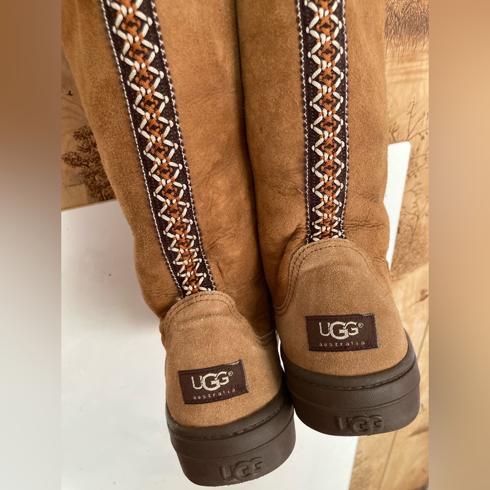 Embroidered ugg - Picture 5 of 9